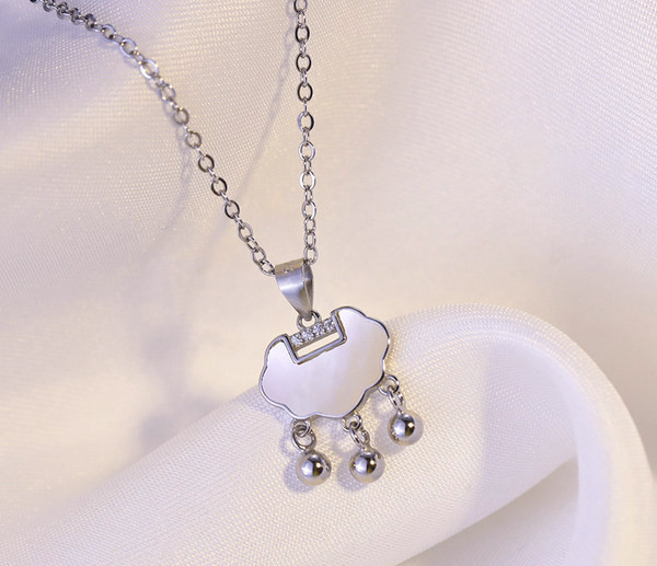 Γυναικείο κολιέ με μενταγιόν και λεπτή αλυσίδα