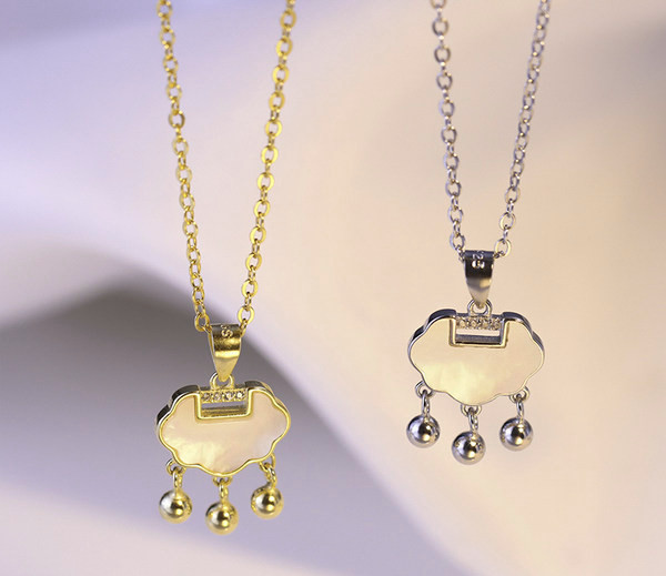 Γυναικείο κολιέ με μενταγιόν και λεπτή αλυσίδα