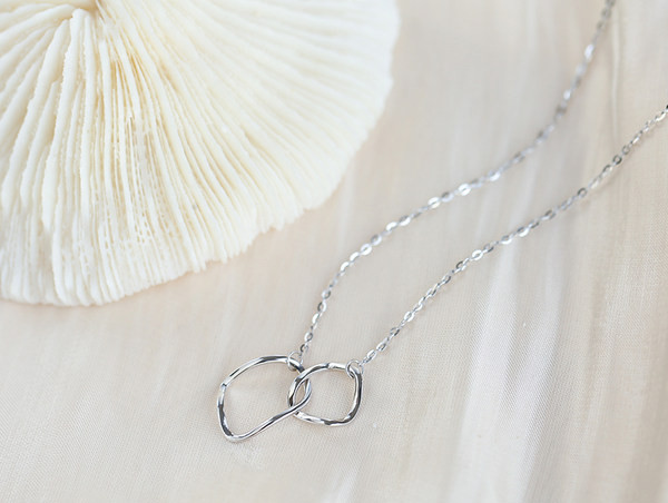 Μοντέρνο κολιέ με μενταγιόν - για γυναίκες