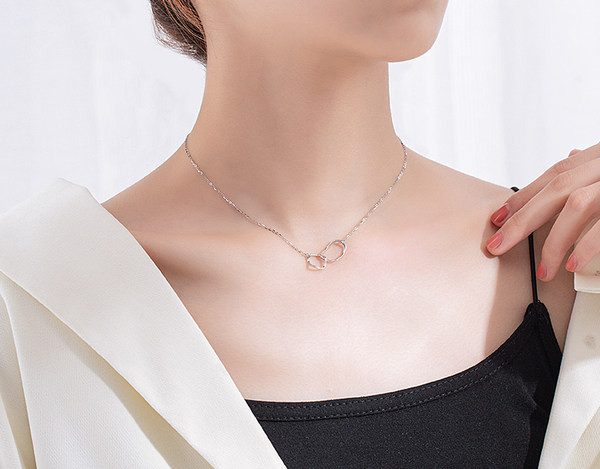 Μοντέρνο κολιέ με μενταγιόν - για γυναίκες