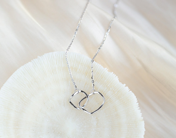 Μοντέρνο κολιέ με μενταγιόν - για γυναίκες