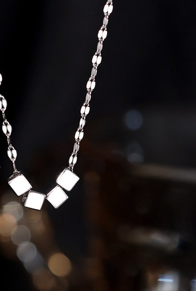 Novi model ženske ogrlice sa privjeskom u srebrnoj boji