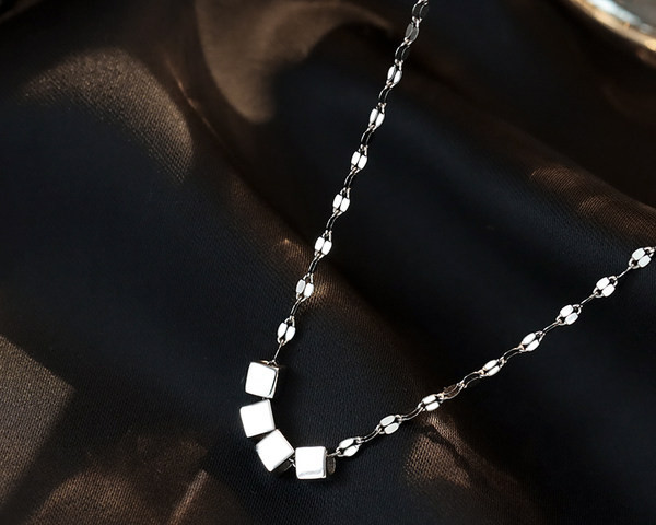 Novi model ženske ogrlice sa privjeskom u srebrnoj boji