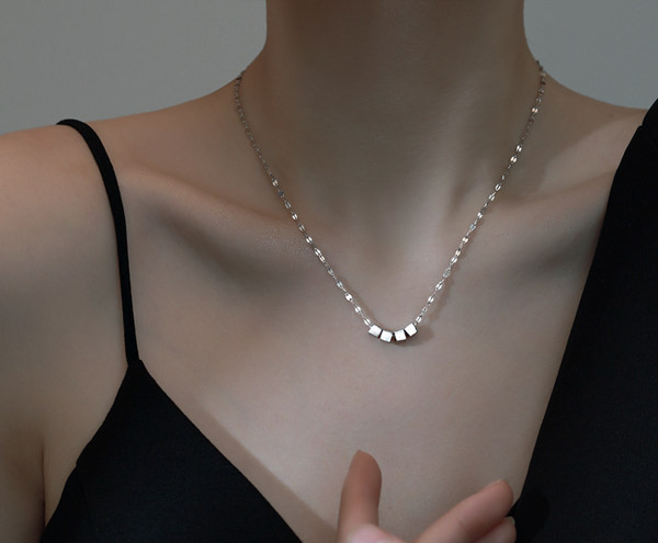 Novi model ženske ogrlice sa privjeskom u srebrnoj boji