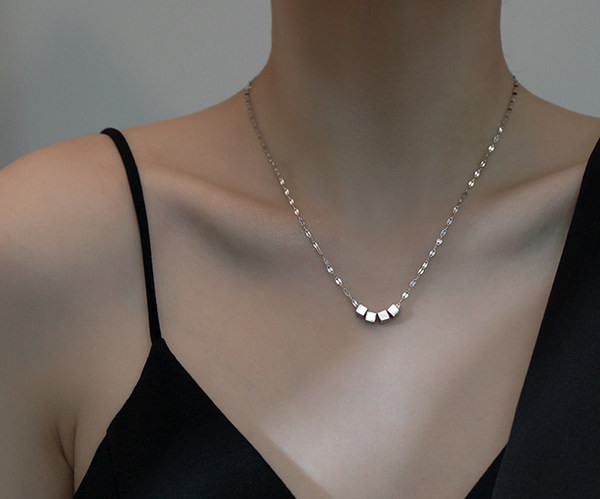 Novi model ženske ogrlice sa privjeskom u srebrnoj boji