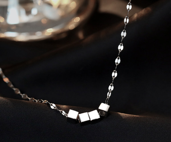 Novi model ženske ogrlice sa privjeskom u srebrnoj boji