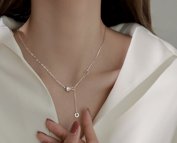 Γυναικείο κολιέ σε ασημί χρώμα - με μενταγιόν