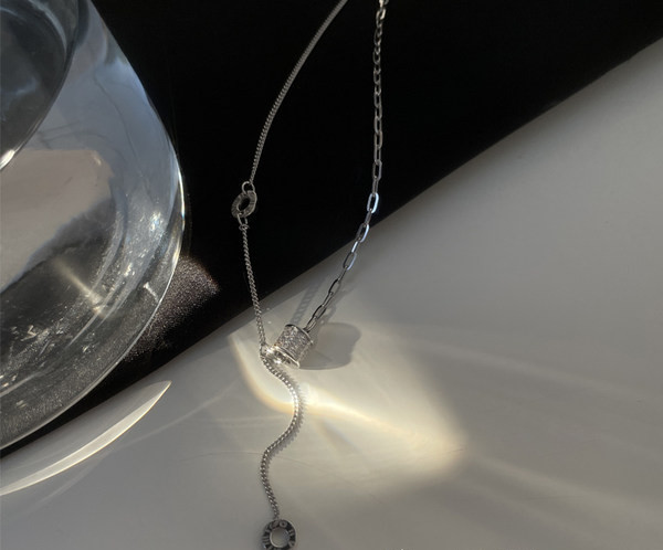 Γυναικείο κολιέ σε ασημί χρώμα - με μενταγιόν