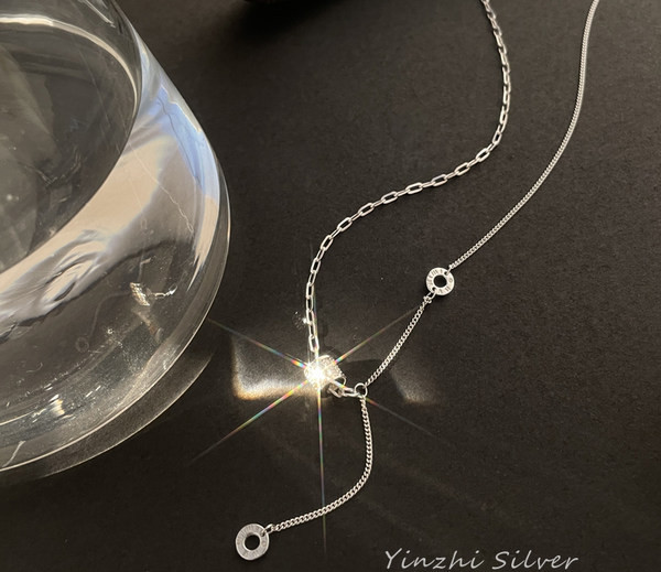 Γυναικείο κολιέ σε ασημί χρώμα - με μενταγιόν