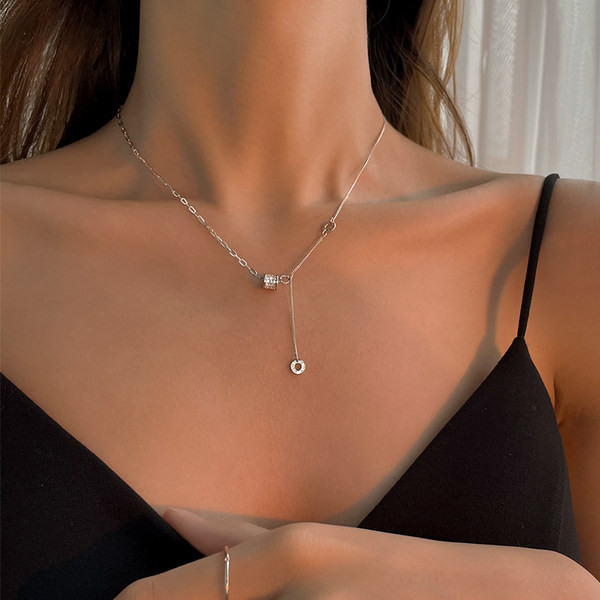 Γυναικείο κολιέ σε ασημί χρώμα - με μενταγιόν