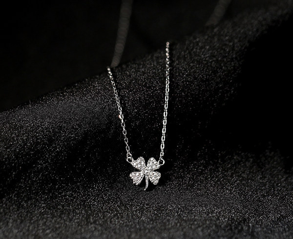 Γυναικείο καθημερινό κολιέ με πέτρες σε ασημί χρώμα