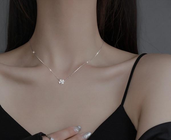 Γυναικείο καθημερινό κολιέ με πέτρες σε ασημί χρώμα