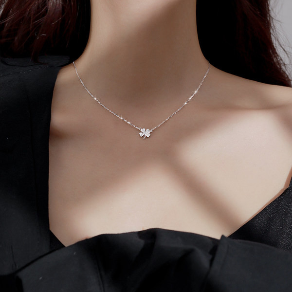 Γυναικείο καθημερινό κολιέ με πέτρες σε ασημί χρώμα