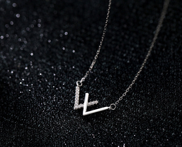 Γυναικείο κολιέ λεπτό μοντέλο με μενταγιόν και διακοσμητικές πέτρες