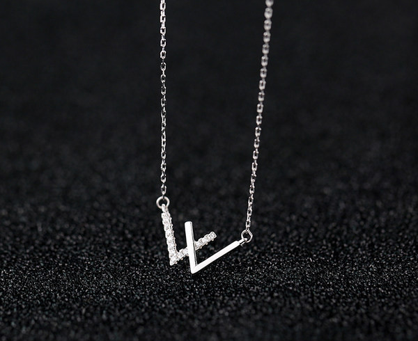 Γυναικείο κολιέ λεπτό μοντέλο με μενταγιόν και διακοσμητικές πέτρες