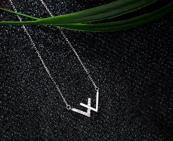 Γυναικείο κολιέ λεπτό μοντέλο με μενταγιόν και διακοσμητικές πέτρες