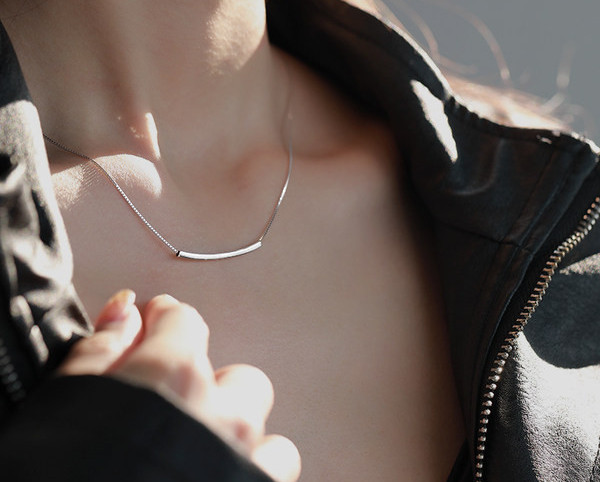 Λεπτή γυναικεία αλυσίδα - σε ασημί χρώμα