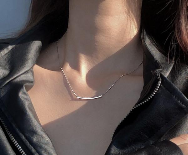 Λεπτή γυναικεία αλυσίδα - σε ασημί χρώμα