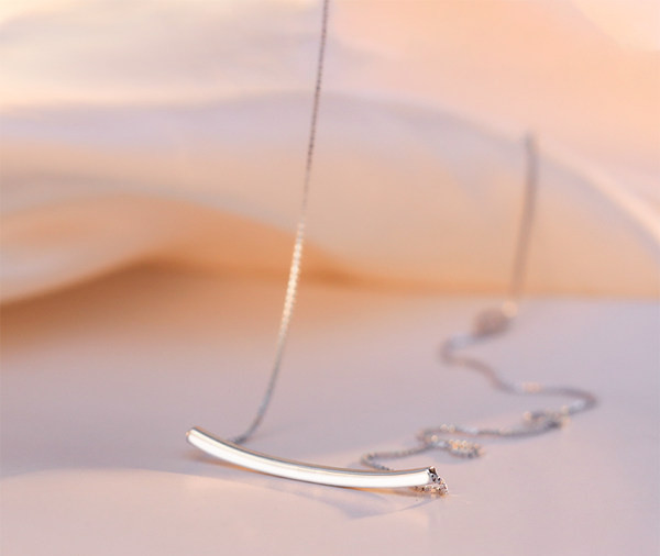 Λεπτή γυναικεία αλυσίδα - σε ασημί χρώμα