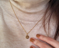 Γυναικείο κολιέ με μενταγιόν και επιγραφή σε χρυσό χρώμα