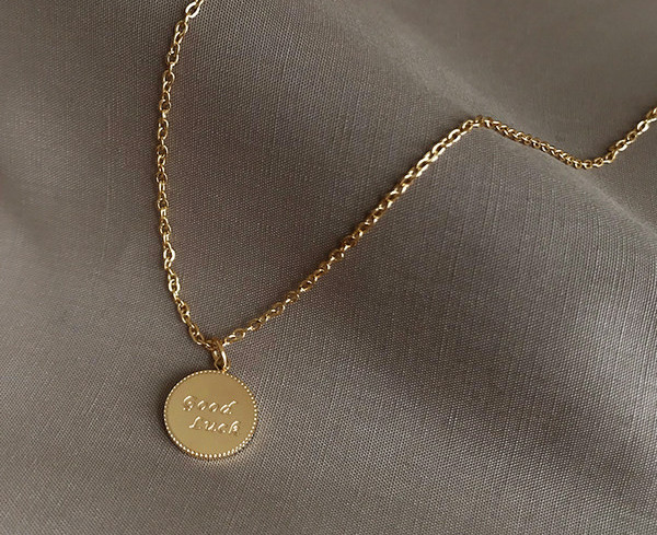 Γυναικείο κολιέ με μενταγιόν και επιγραφή σε χρυσό χρώμα