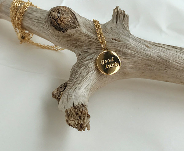 Γυναικείο κολιέ με μενταγιόν και επιγραφή σε χρυσό χρώμα