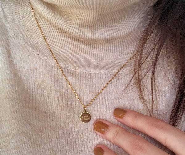 Γυναικείο κολιέ με μενταγιόν και επιγραφή σε χρυσό χρώμα