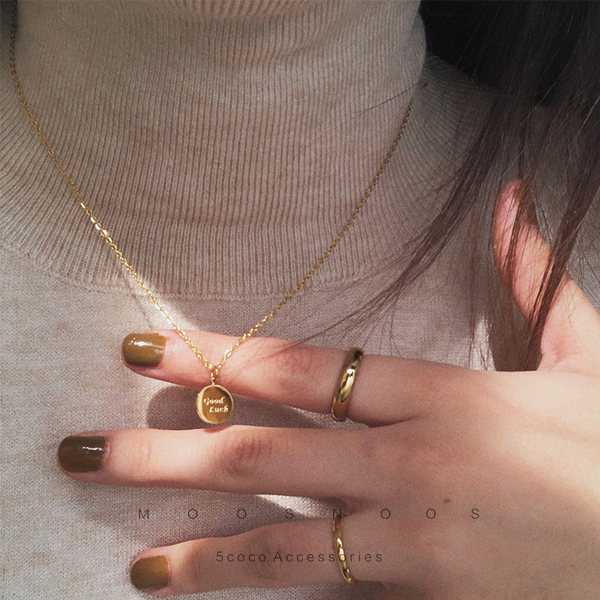 Γυναικείο κολιέ με μενταγιόν και επιγραφή σε χρυσό χρώμα