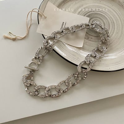 Ženska ogrlica ukrašena kamenčićima