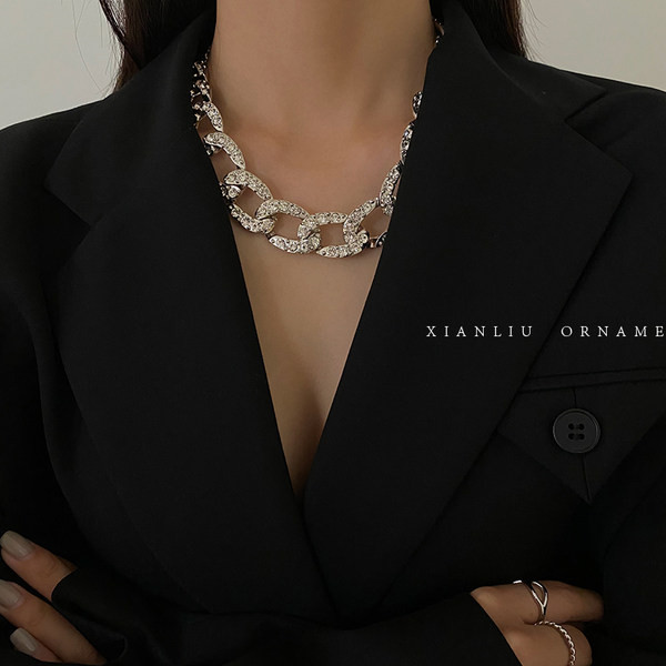 Ženska ogrlica ukrašena kamenčićima