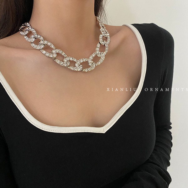 Ženska ogrlica ukrašena kamenčićima