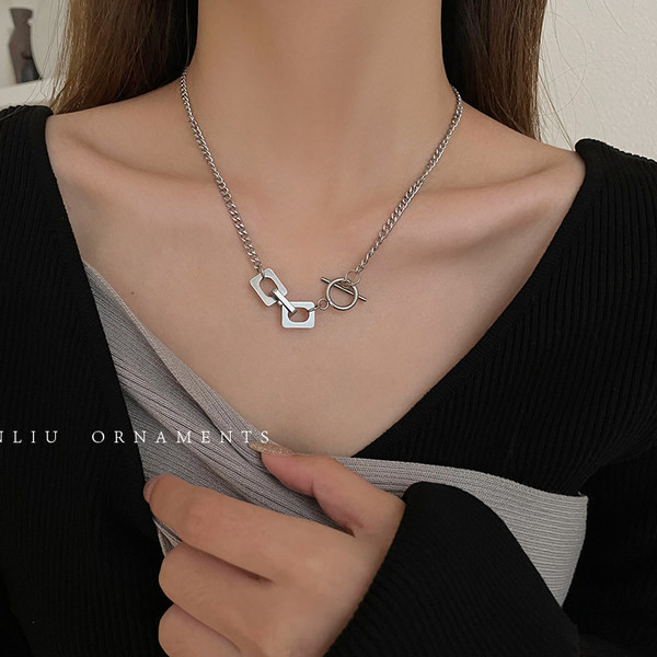 Γυναικείο κολιέ σε ασημί χρώμα