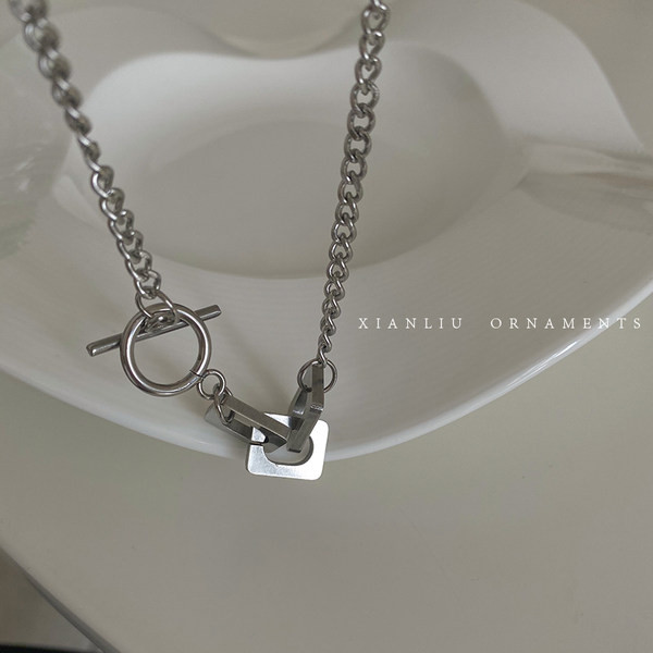 Γυναικείο κολιέ σε ασημί χρώμα