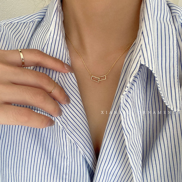 Moderan zlatni lančić s dvostrukim privjeskom