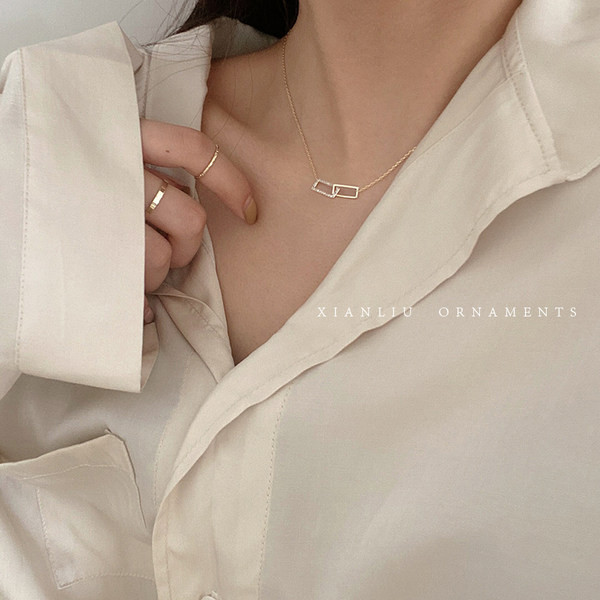 Moderan zlatni lančić s dvostrukim privjeskom