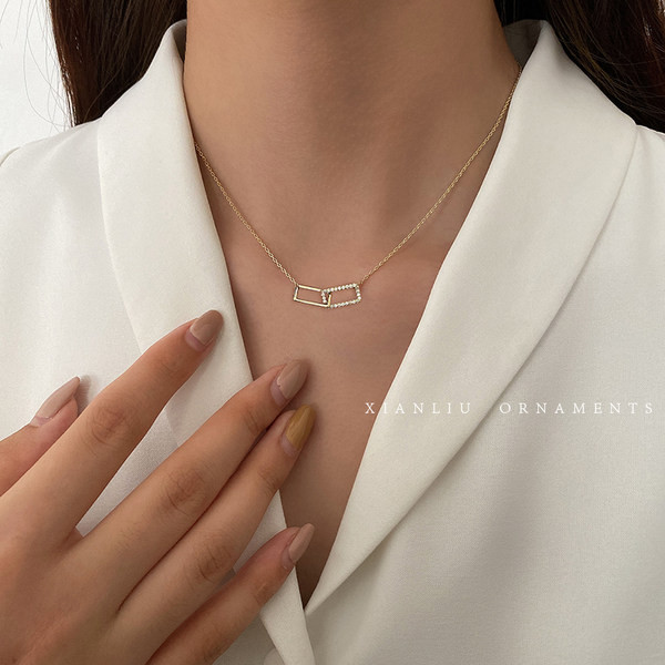 Moderan zlatni lančić s dvostrukim privjeskom