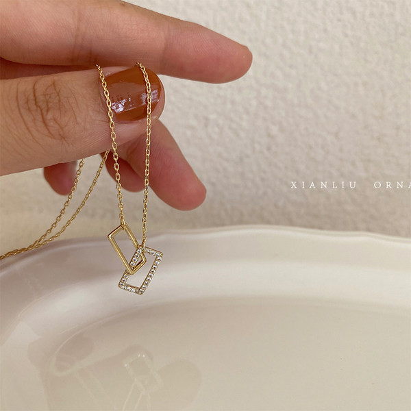 Moderan zlatni lančić s dvostrukim privjeskom