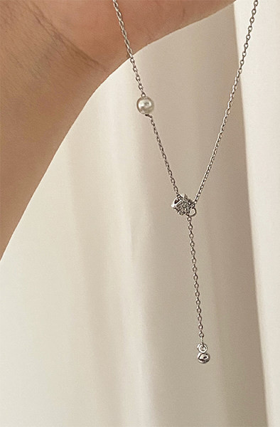 Γυναικείο λεπτό κολιέ με μενταγιόν και πέρλα