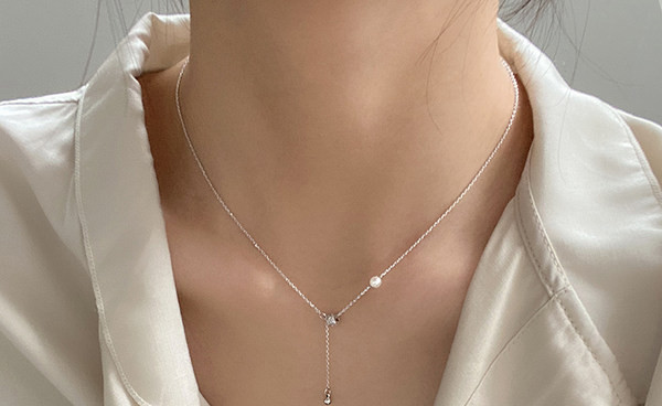 Γυναικείο λεπτό κολιέ με μενταγιόν και πέρλα