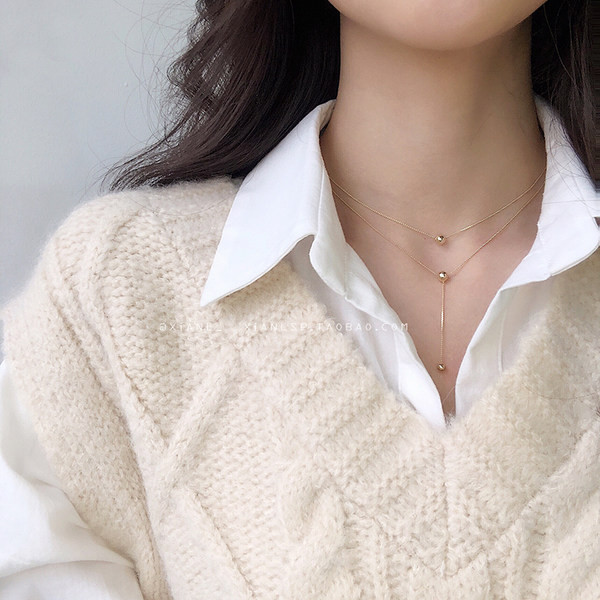 Двуредно дамско колие с висулка в златист цвят 