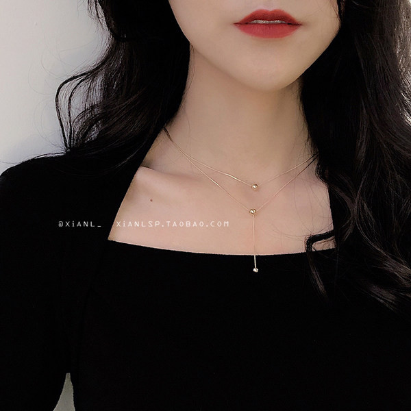 Двуредно дамско колие с висулка в златист цвят 