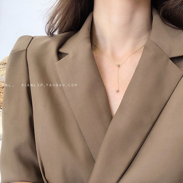 Двуредно дамско колие с висулка в златист цвят 