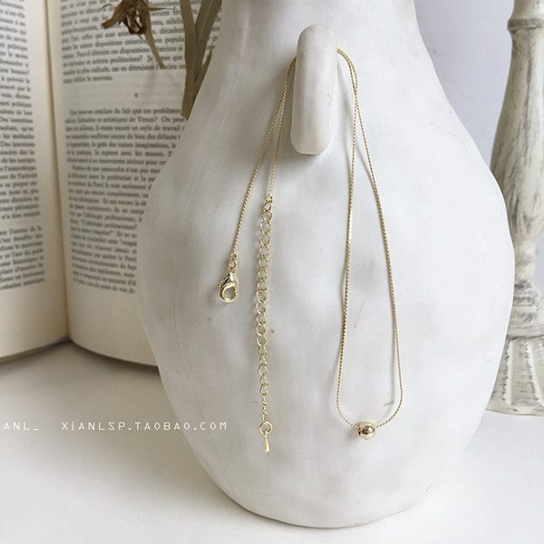 Двуредно дамско колие с висулка в златист цвят 