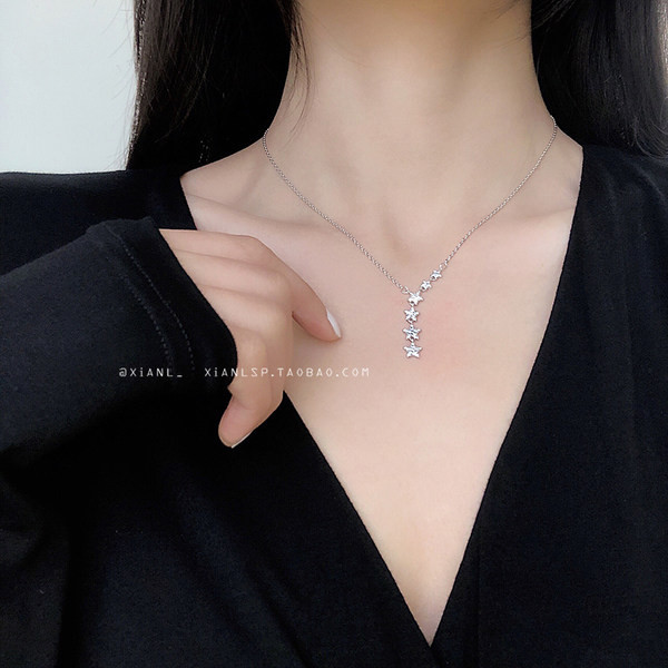 Κομψό γυναικείο κολιέ με μενταγιόν αστέρι σε ασημί χρώμα