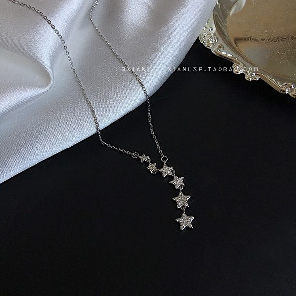 Κομψό γυναικείο κολιέ με μενταγιόν αστέρι σε ασημί χρώμα