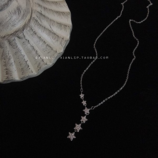 Κομψό γυναικείο κολιέ με μενταγιόν αστέρι σε ασημί χρώμα