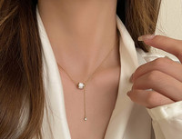 Ženska ogrlica sa privjeskom i ukrasnim kamenčićem