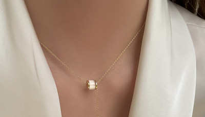 Ženska ogrlica sa privjeskom i ukrasnim kamenčićem