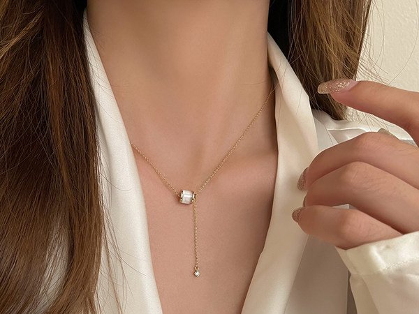 Ženska ogrlica sa privjeskom i ukrasnim kamenčićem