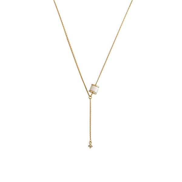 Ženska ogrlica sa privjeskom i ukrasnim kamenčićem